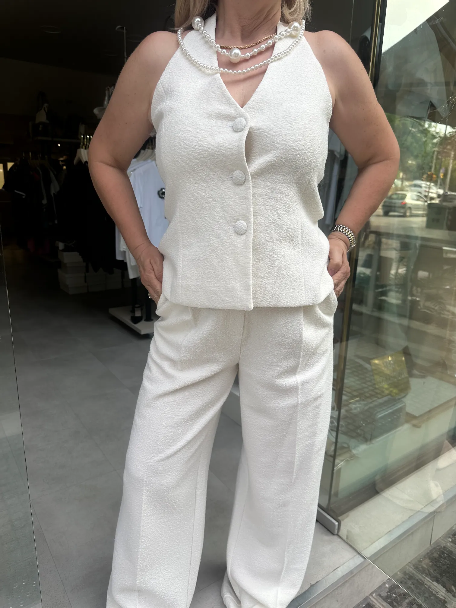 σπαστό λευκό σέτ με παρτούς ώμους