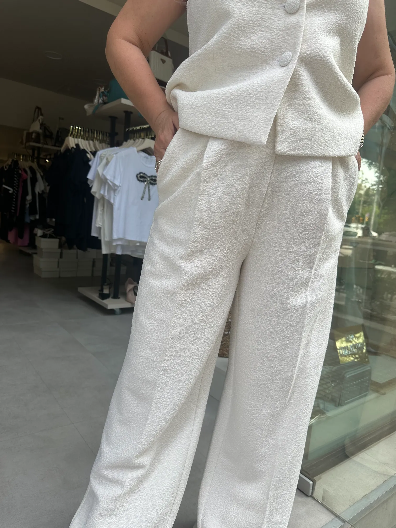 σπαστό λευκό σέτ με παρτούς ώμους