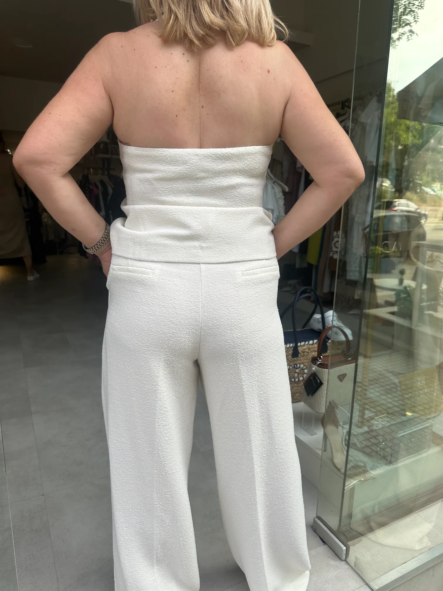 σπαστό λευκό σέτ με παρτούς ώμους