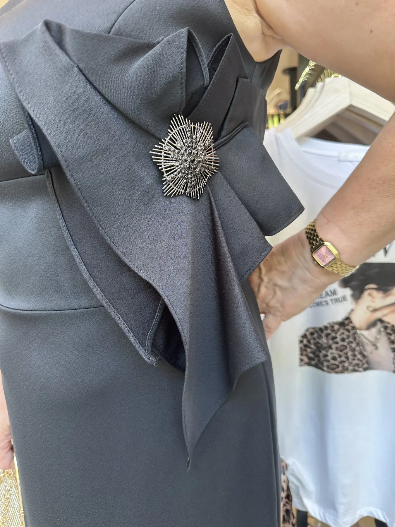 Φόρεμα μαύρο με λουλούδι στο πλάι