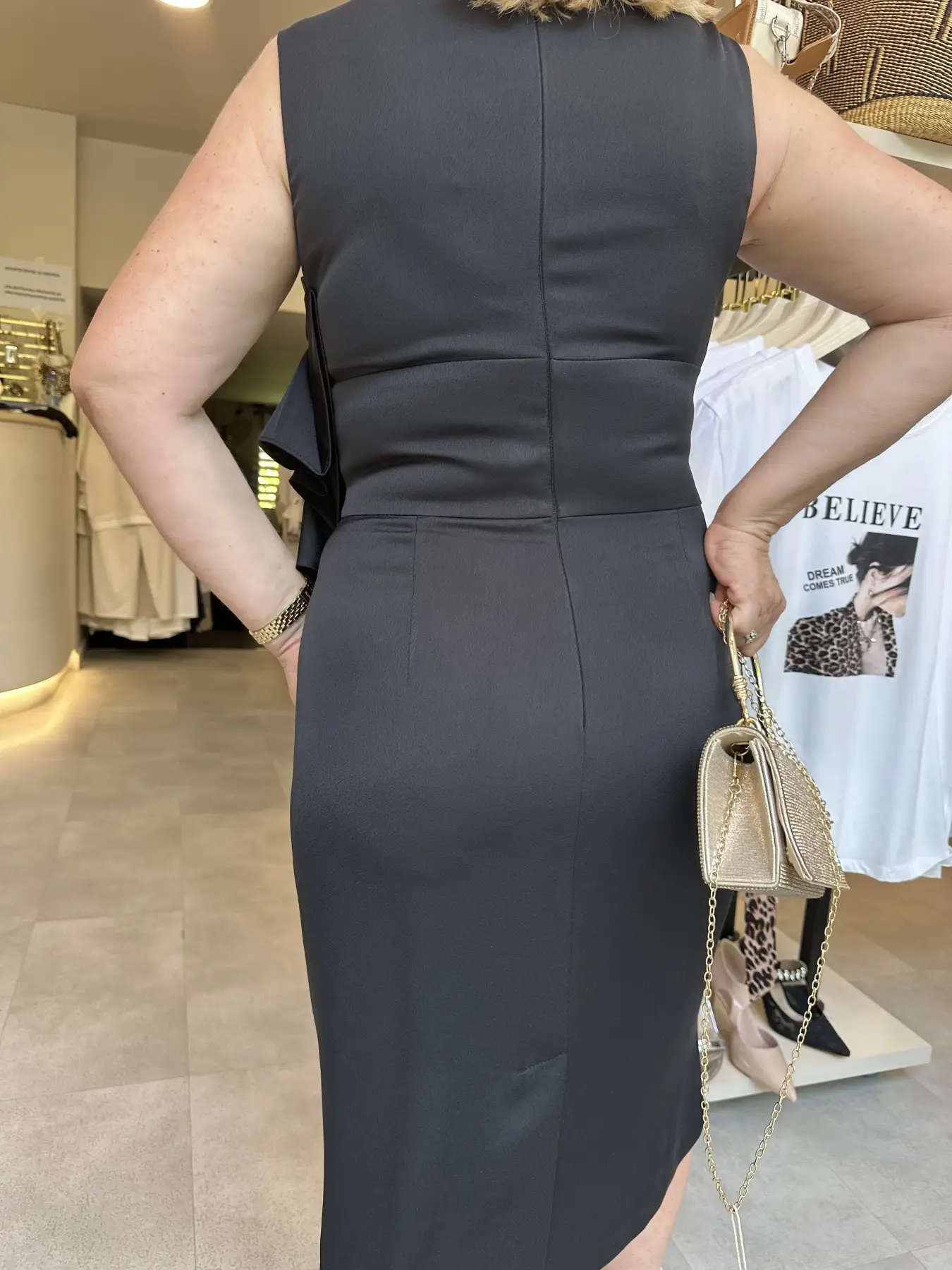 Φόρεμα μαύρο με λουλούδι στο πλάι