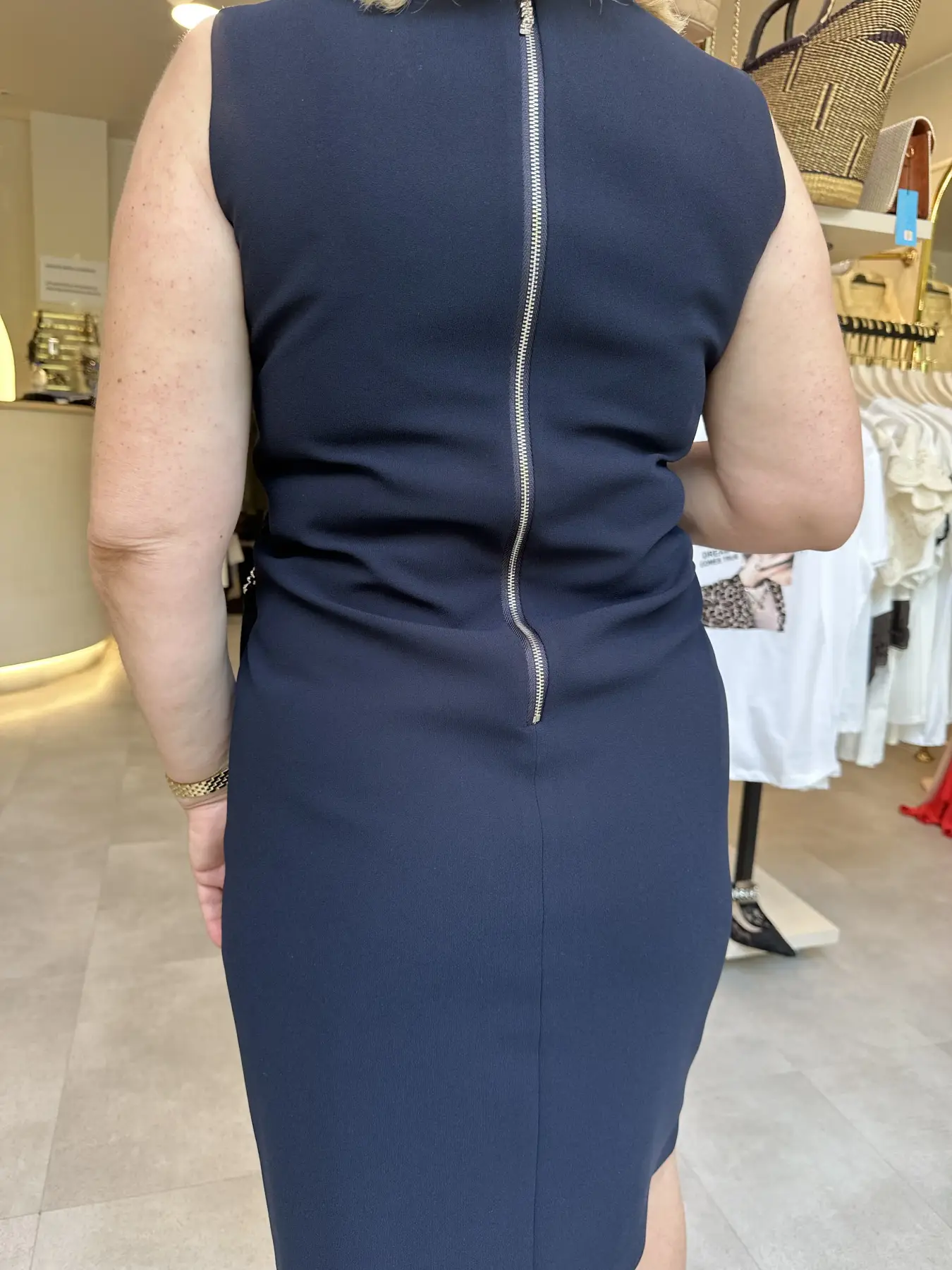 Φόρεμα μπλέ με λουλούδι στο πλάι