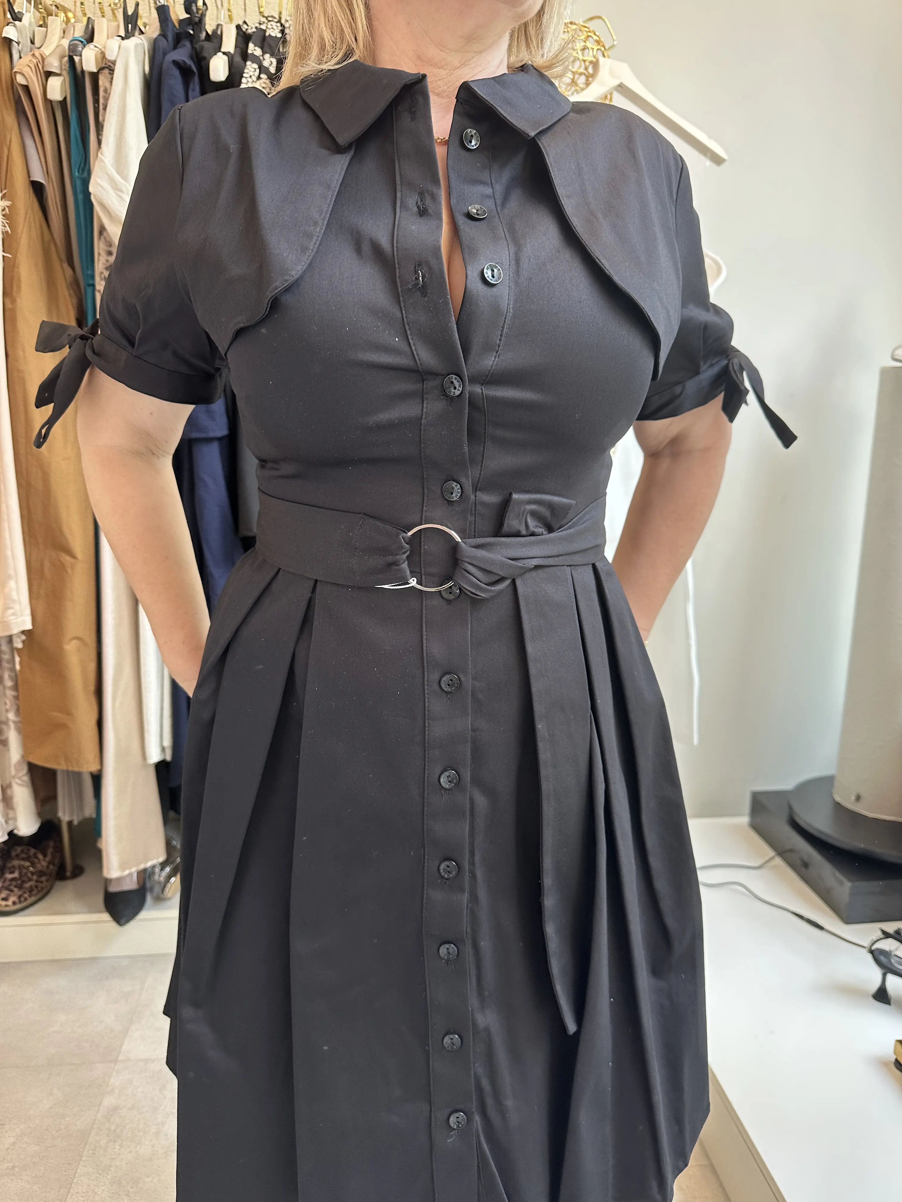 Μαύρο φόρεμα με ζώνη