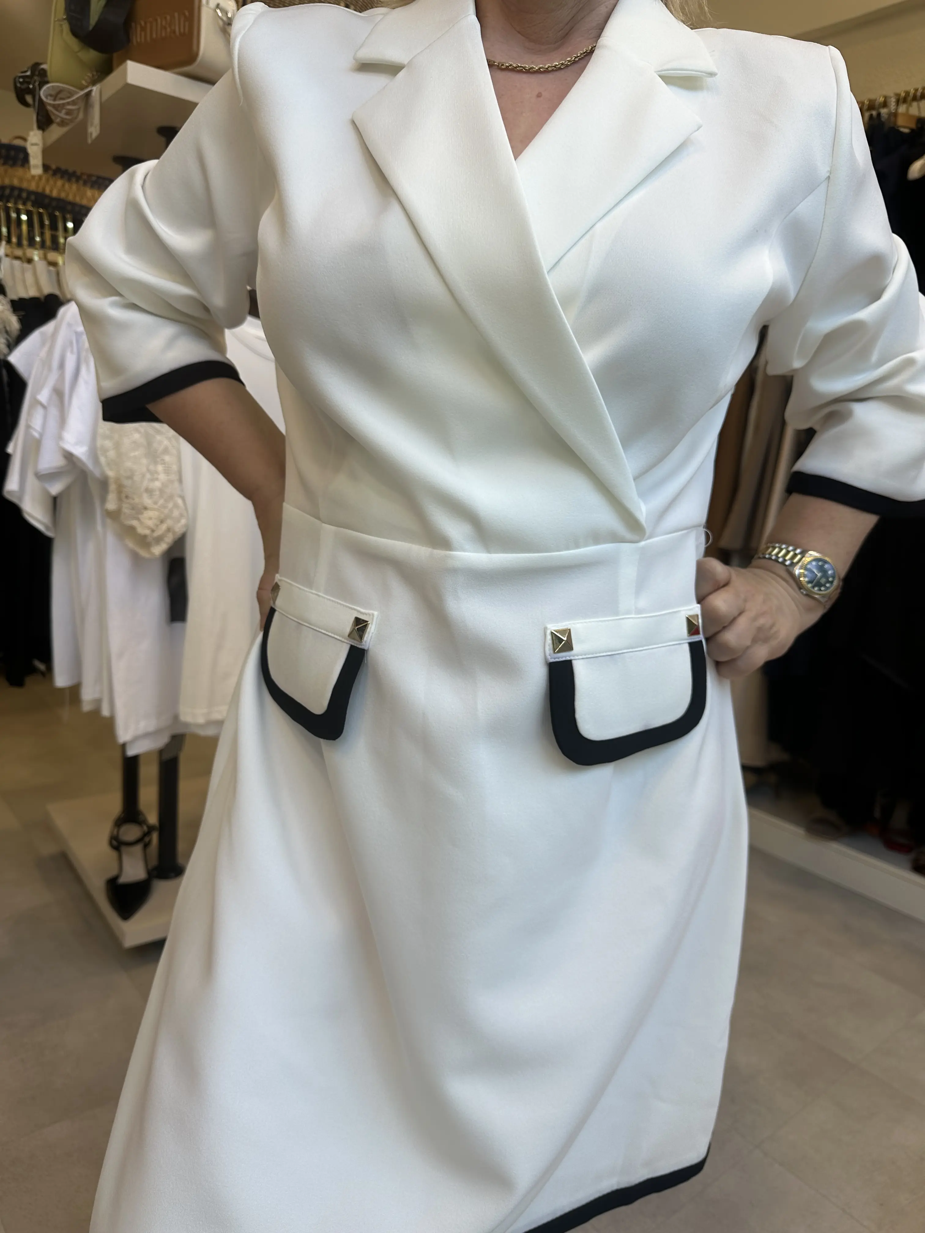 Φόρεμα λευκό με λεπτομέρεια μαύρη γραμμή