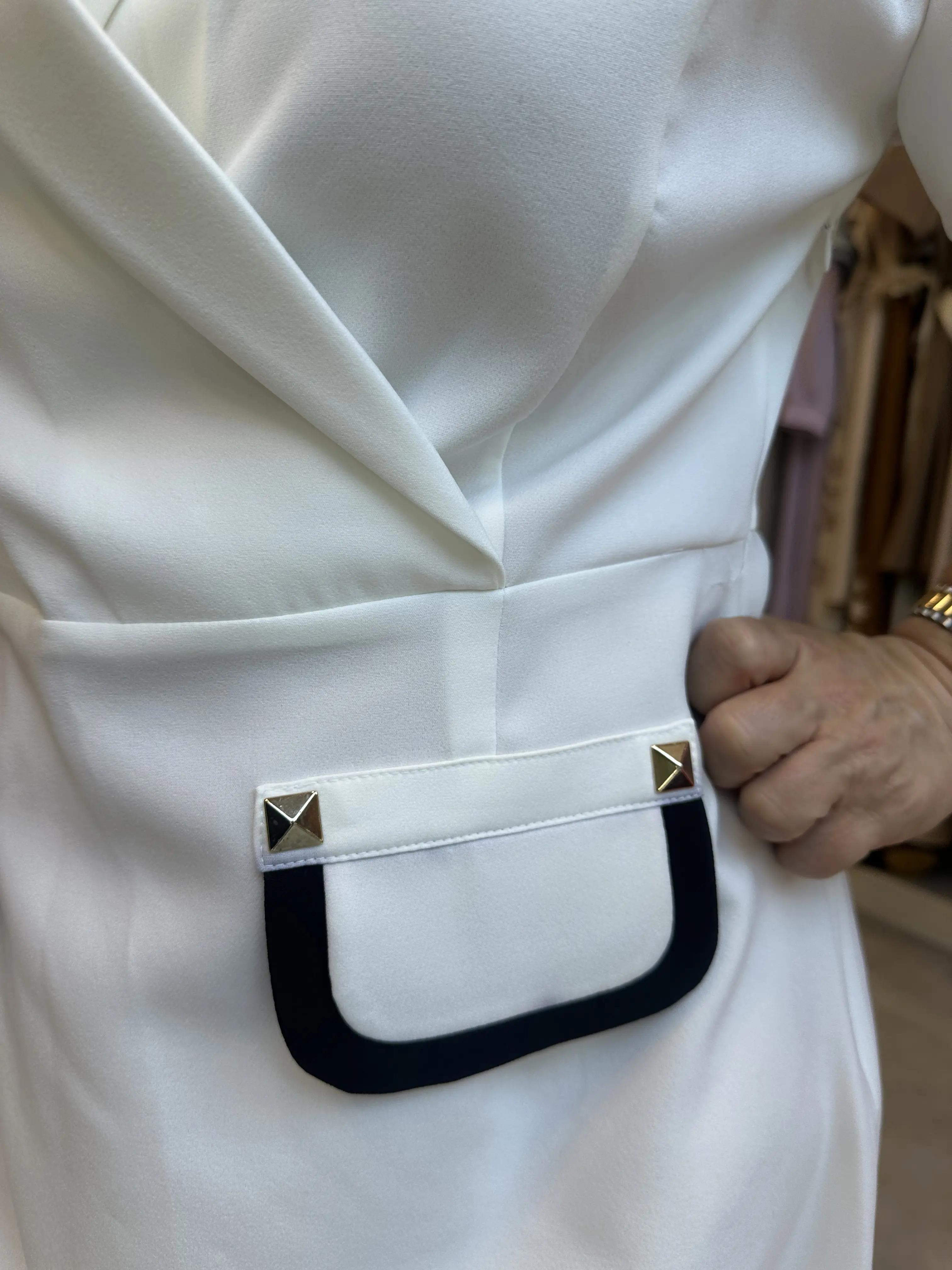 Φόρεμα λευκό με λεπτομέρεια μαύρη γραμμή