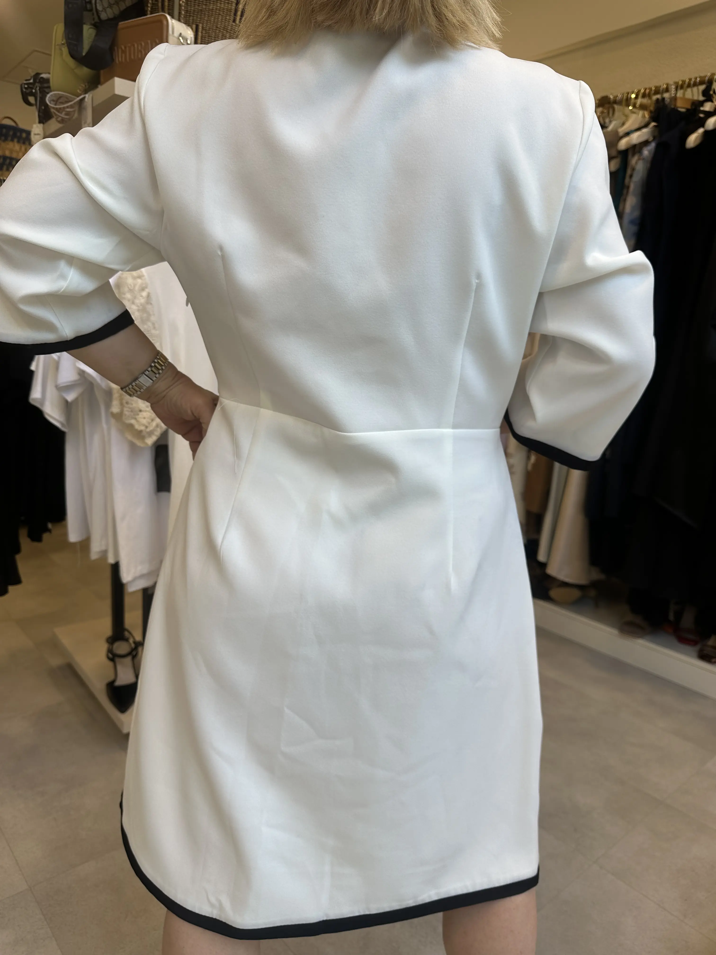 Φόρεμα λευκό με λεπτομέρεια μαύρη γραμμή