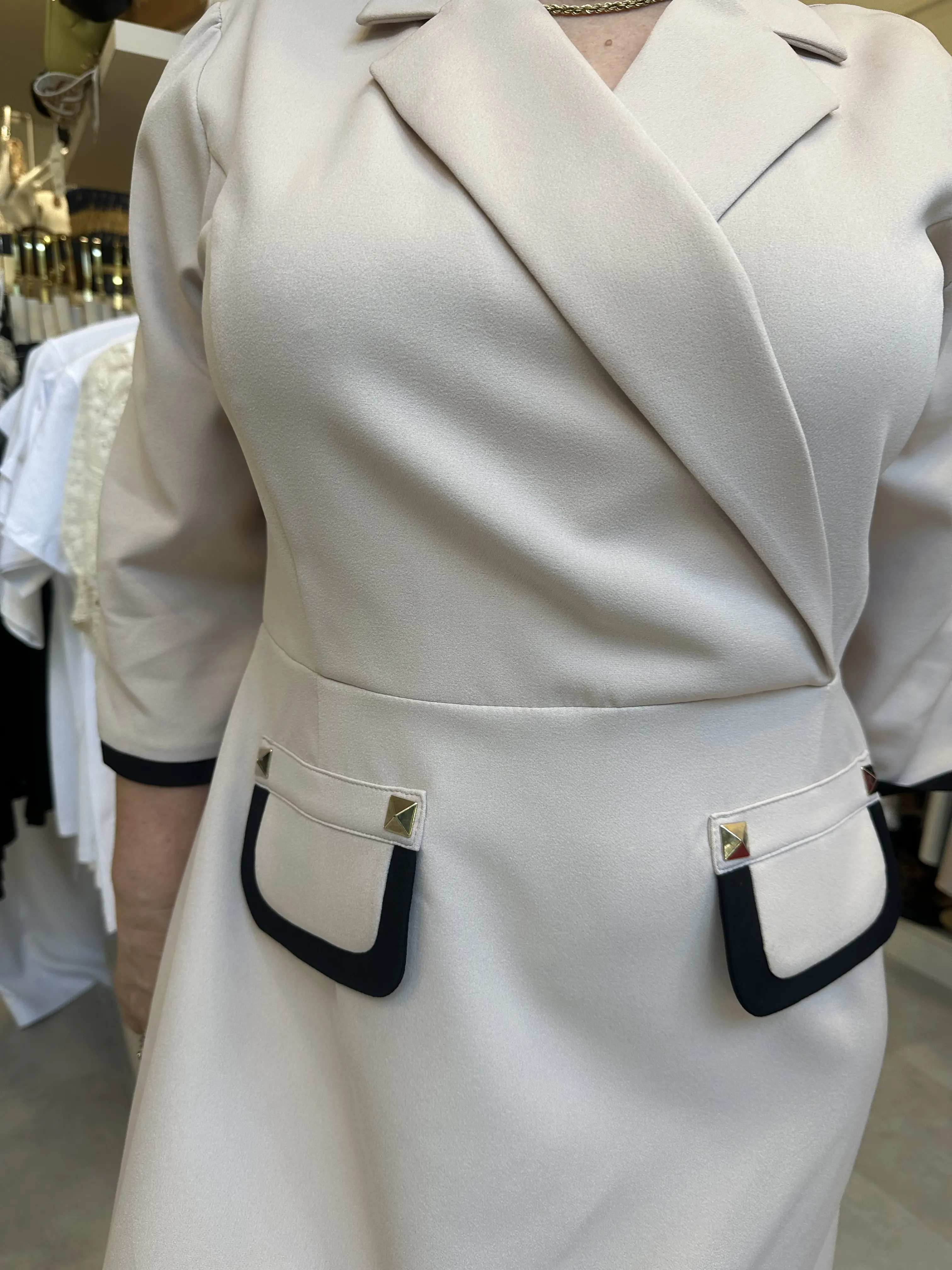 Φόρεμα λευκό με λεπτομέρεια μαύρη γραμμή