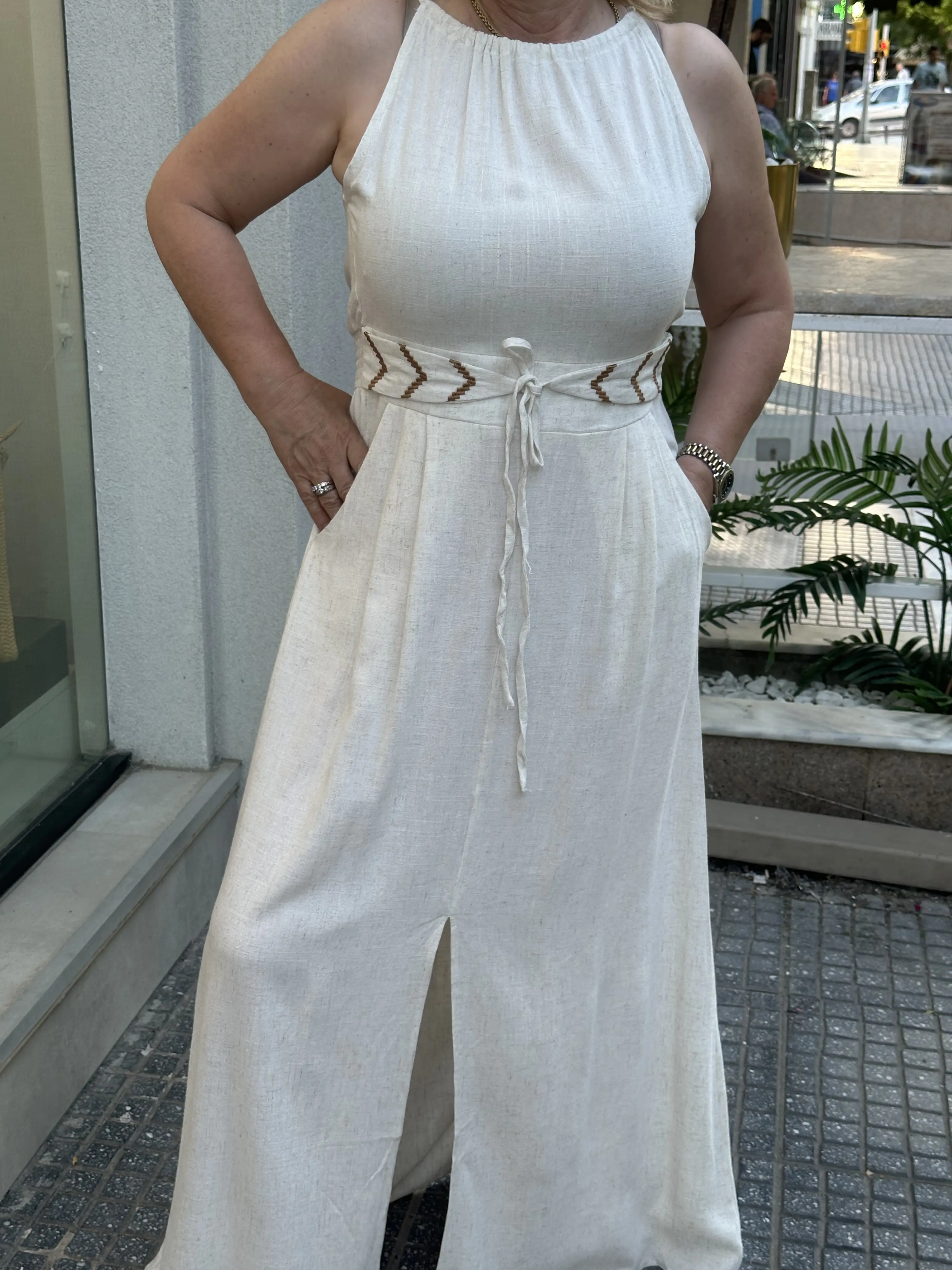 Φόρεμα μπεζ με πάρτους ώμους