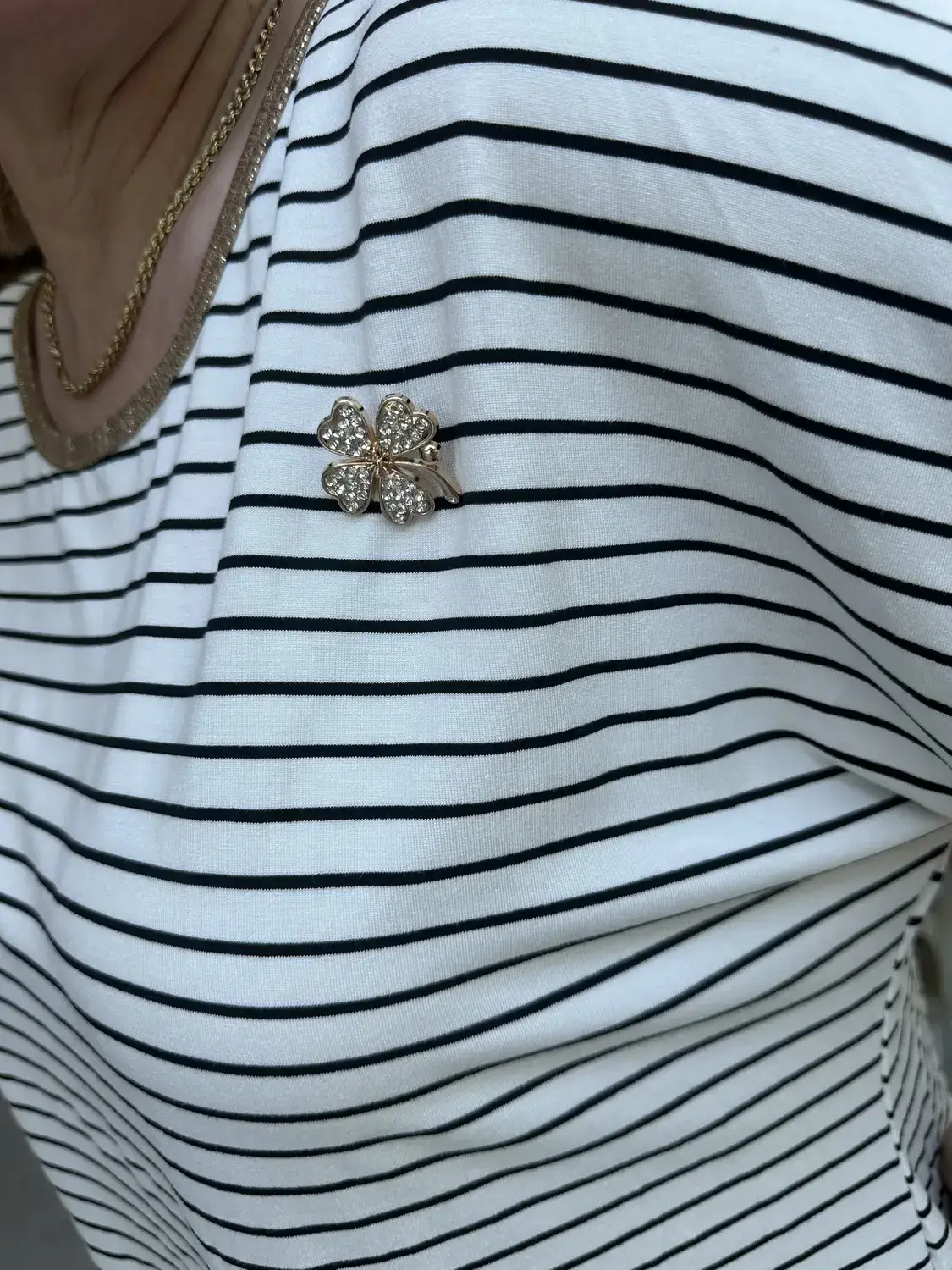 Μπλούζα ριγέ με καρφίτσα