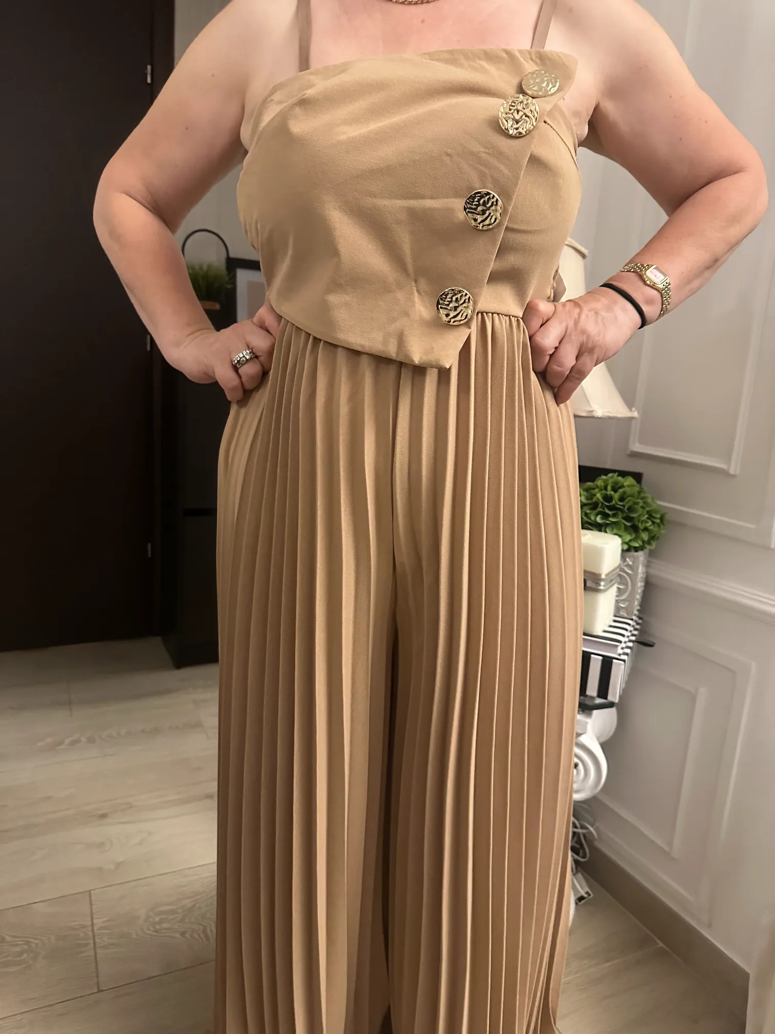 Μπεζ Ολόσωμη Φόρμα Με Διακοσμητικά Χρυσά Κουμπιά