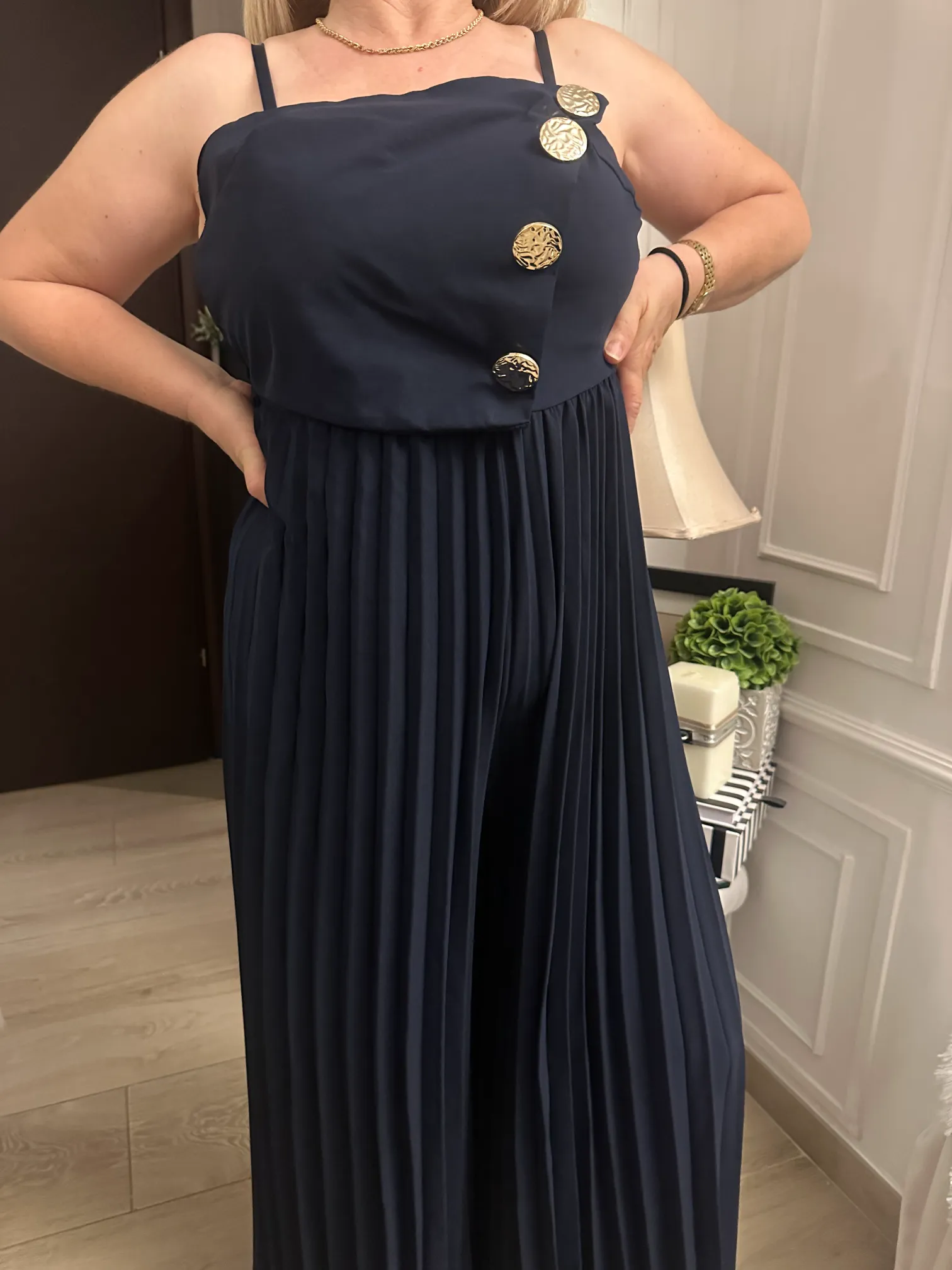 Μαύρη Ολόσωμη Φόρμα Με Διακοσμητικά Χρυσά Κουμπιά