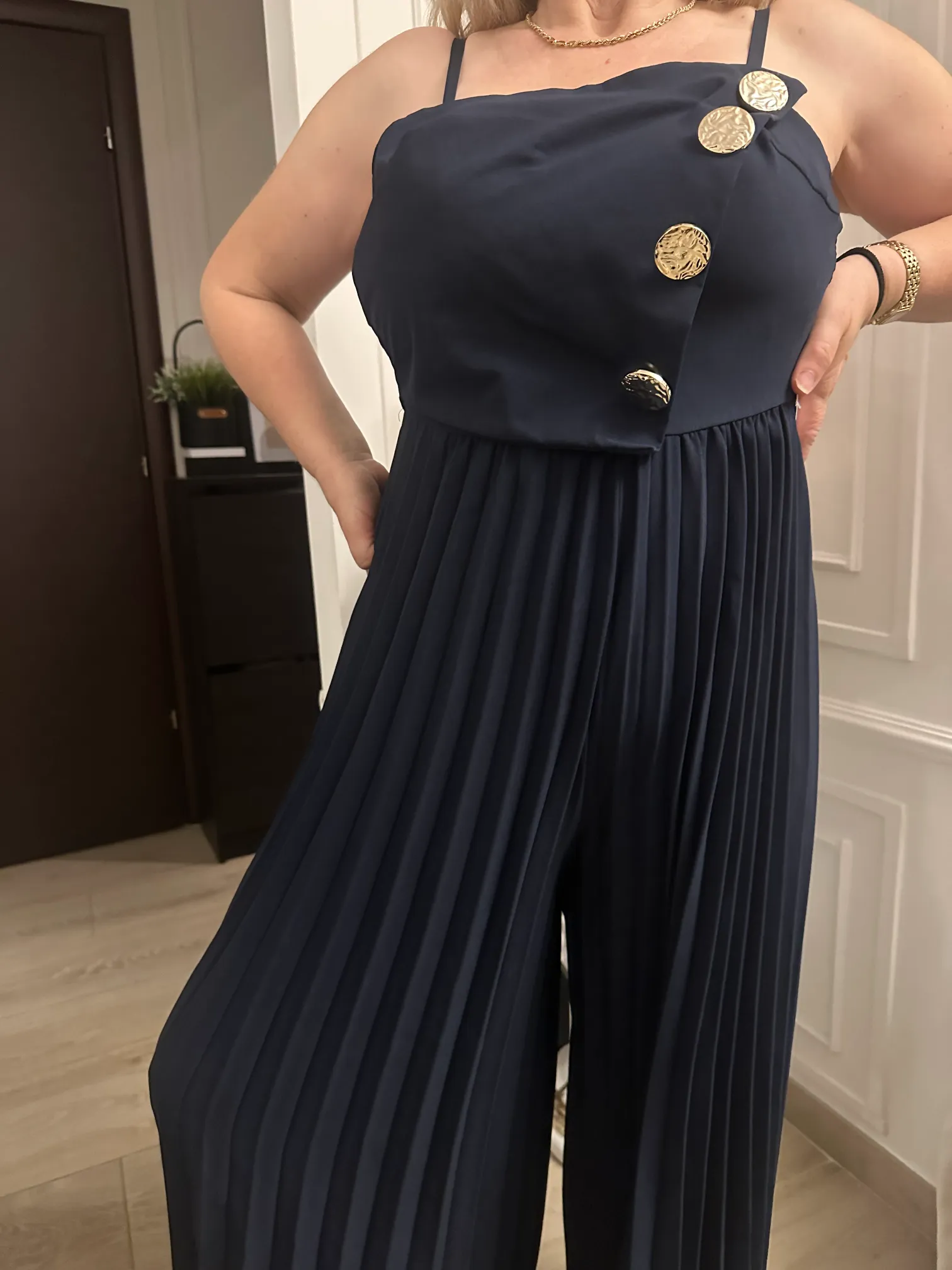 Μαύρη Ολόσωμη Φόρμα Με Διακοσμητικά Χρυσά Κουμπιά