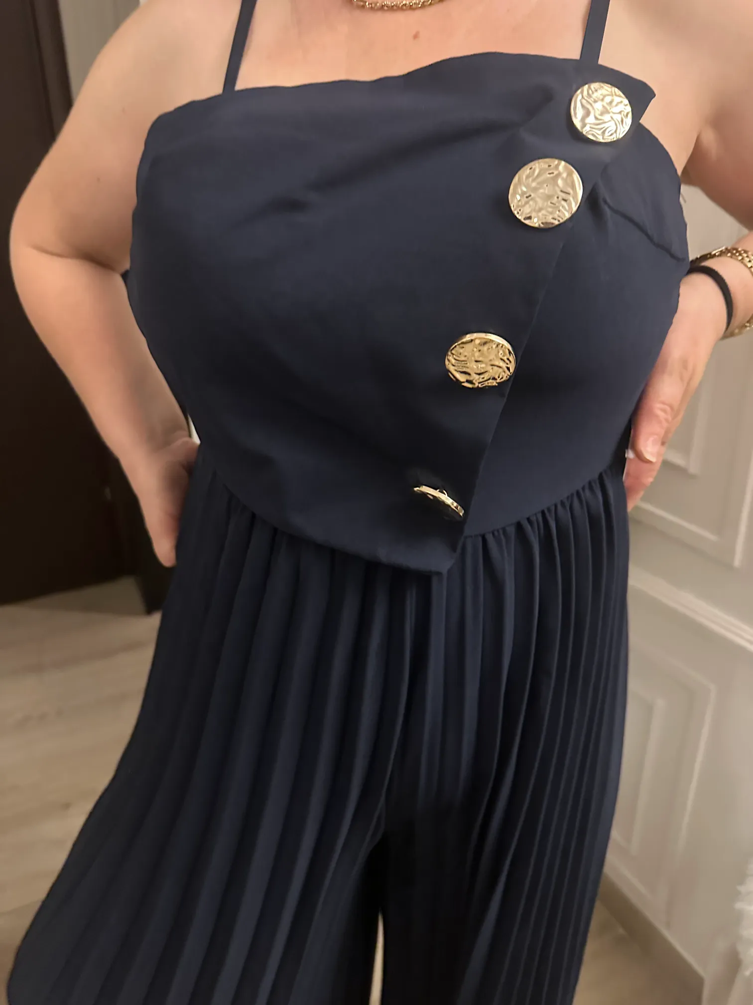 Μαύρη Ολόσωμη Φόρμα Με Διακοσμητικά Χρυσά Κουμπιά