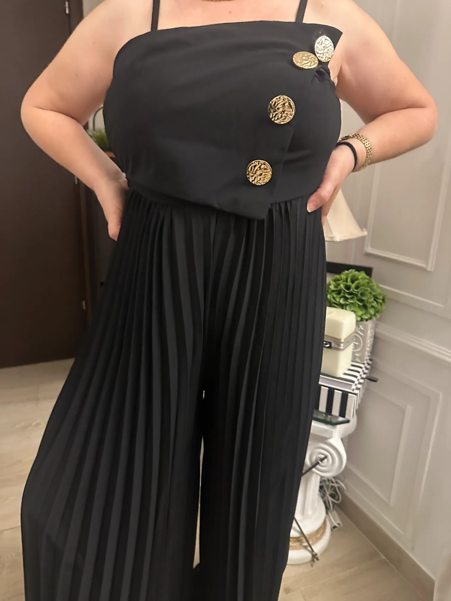 Μαύρη Ολόσωμη Φόρμα Με Διακοσμητικά Χρυσά Κουμπιά