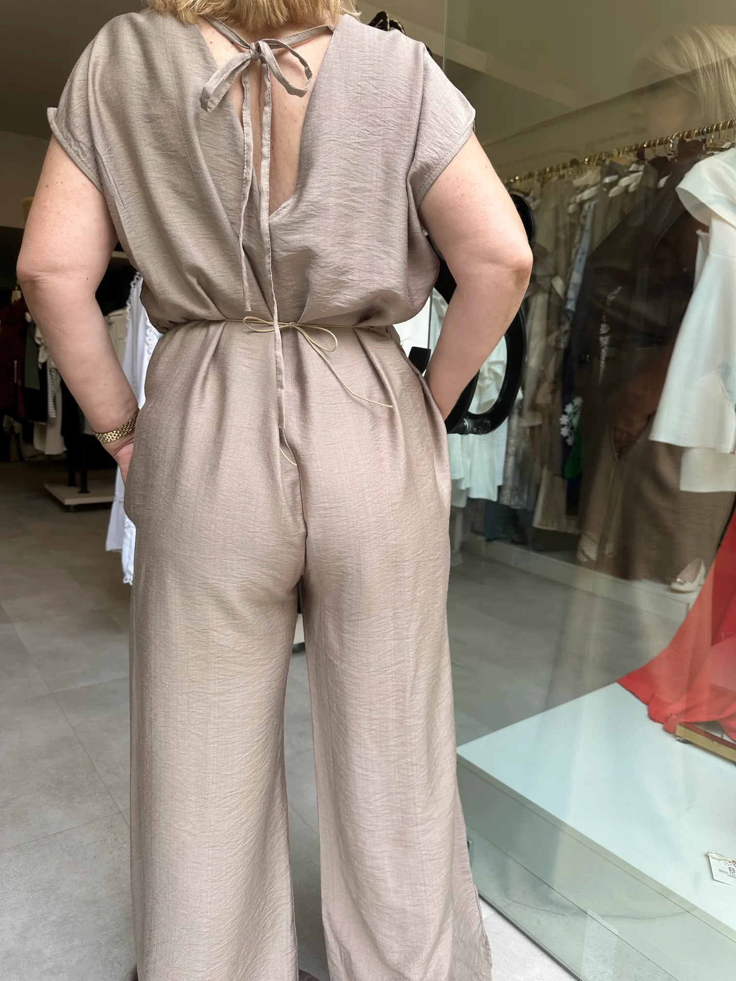 Ολόσωμη Φόρμα Μπεζ Με Ζώνη με Πετρούλες Διακοσμητικές