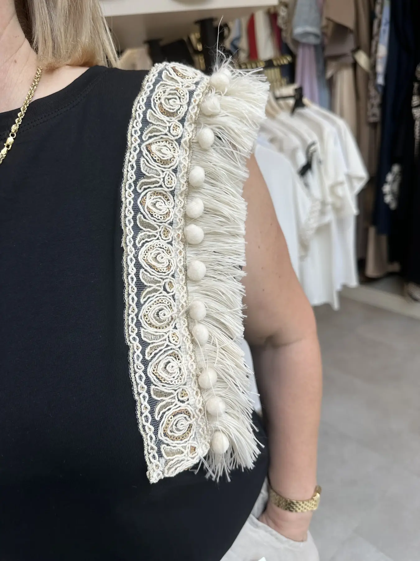 Μπλούζα μαύρη με κέντημα