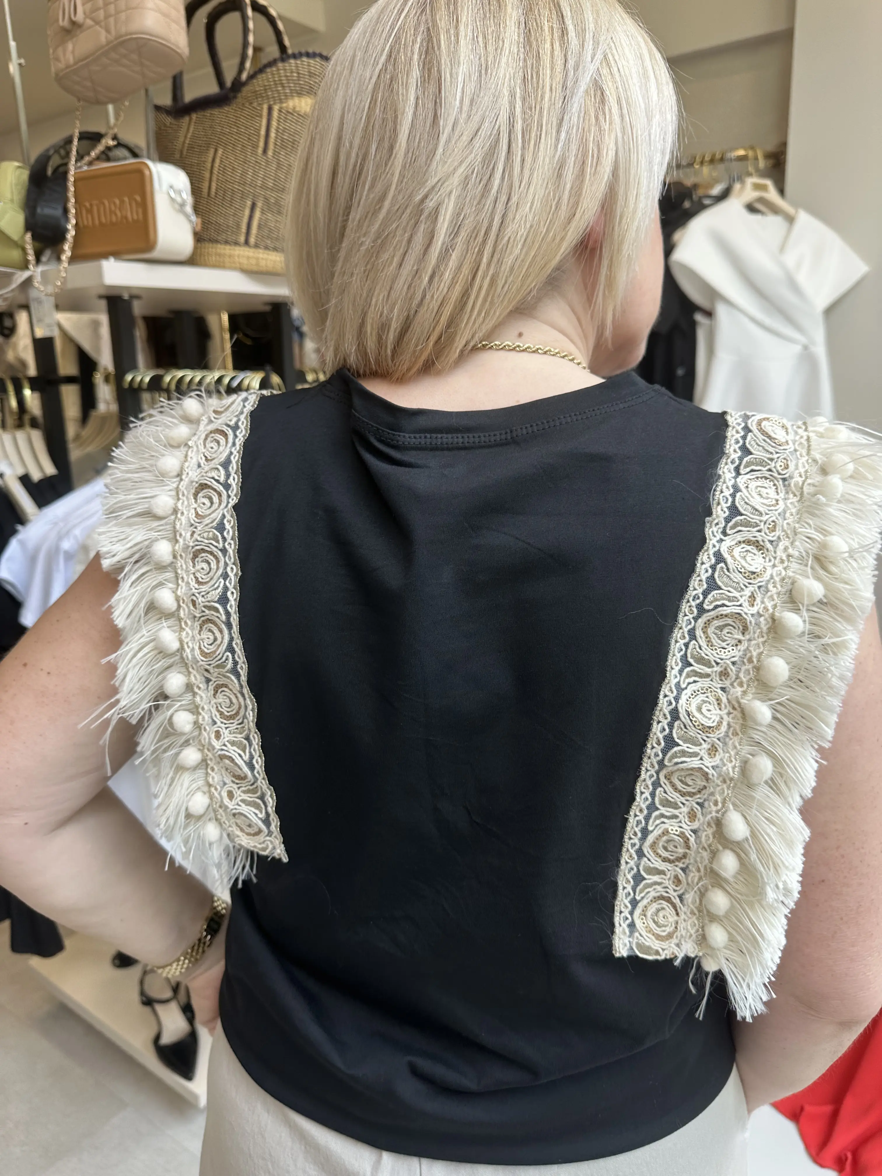 Μπλούζα μαύρη με κέντημα