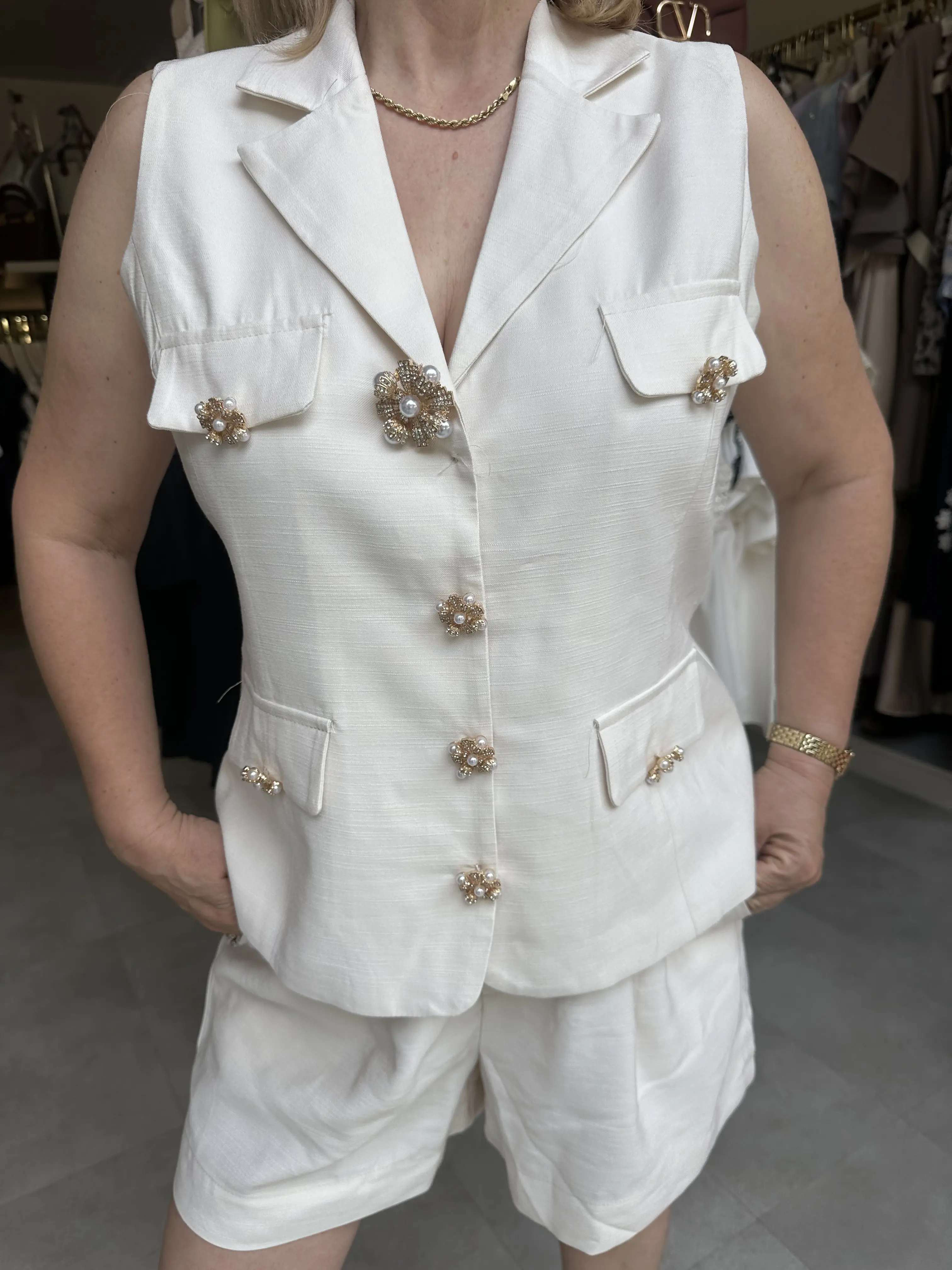 Σετ λευκό με χρυσά κουμπιά λουλουδάκι