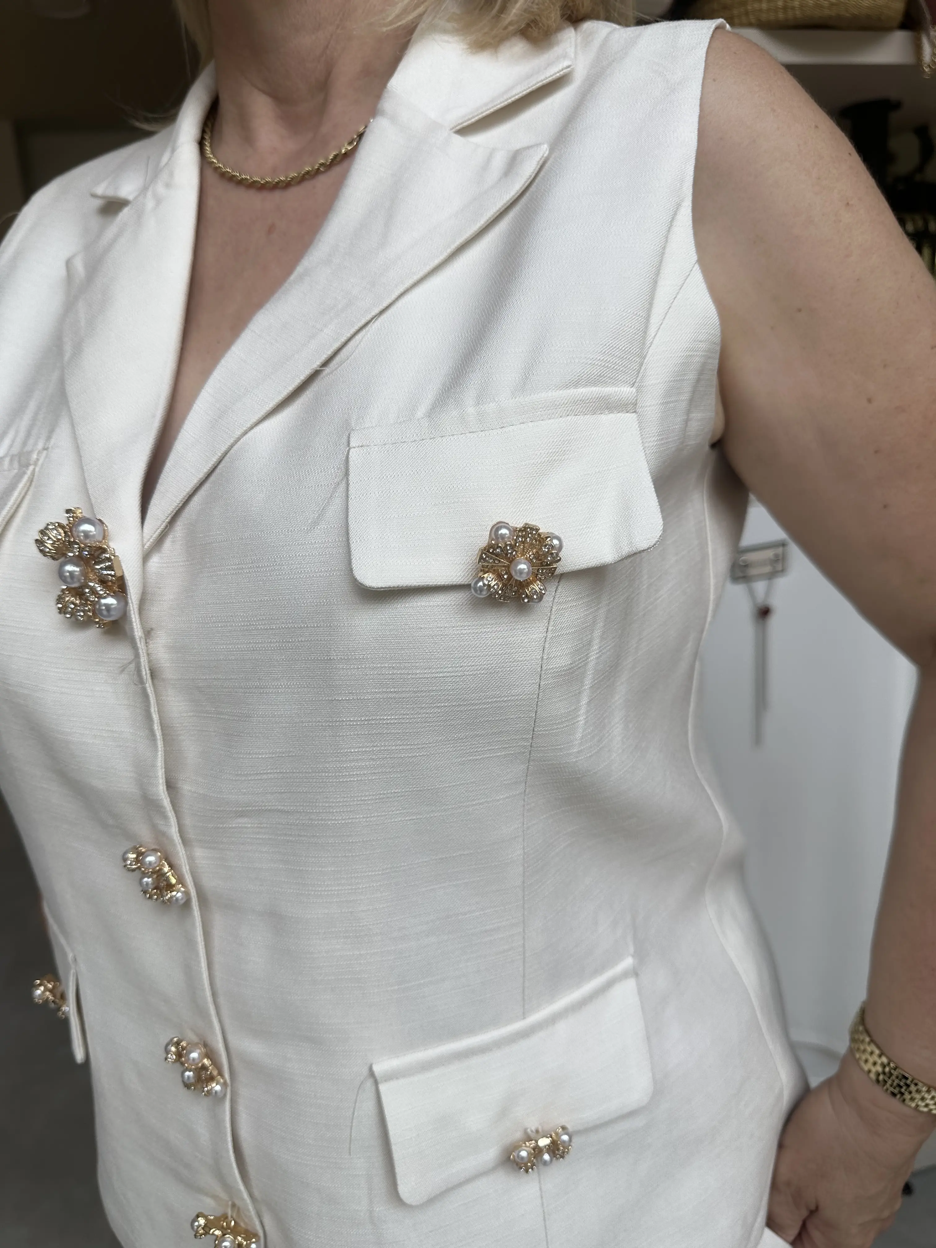 Σετ λευκό με χρυσά κουμπιά λουλουδάκι