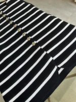 Ριγέ πλεκτό γιλέκο με διακοσμητικά κουμπιά