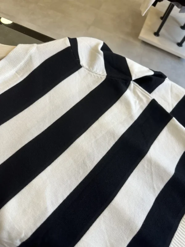 Ριγέ Λεπτοπλεκτη Μπλούζα με Logo