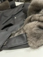 Γυναικείο Δερματίνης Jacket με Γούνινα Μανίκια σε Γκρι