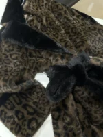 Πολυτελής Faux Fur Γούνα με Λεοπάρ Σχέδιο και εντυπωσιακές μαύρες Λεπτομέρειες