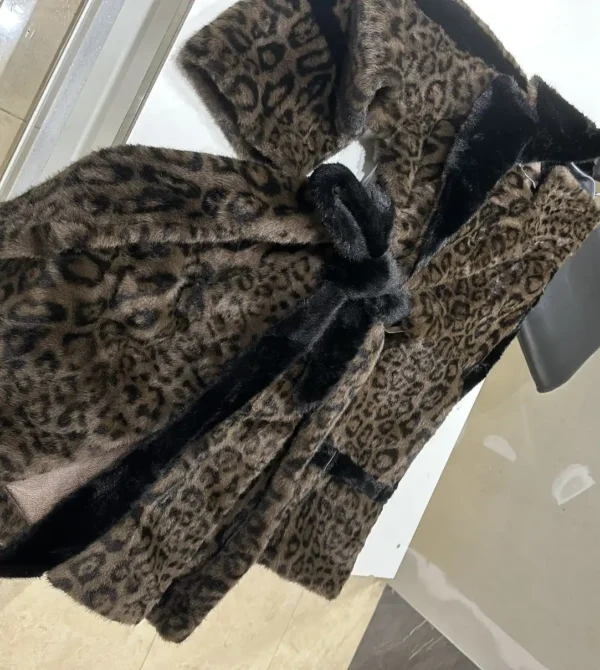 Πολυτελής Faux Fur Γούνα με Λεοπάρ Σχέδιο και εντυπωσιακές μαύρες Λεπτομέρειες